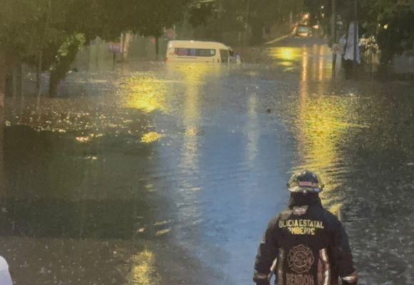 Puebla: Fuerte tormenta inunda la Recta a Cholula, Forjadores, Zavaleta y deja daños en viviendas