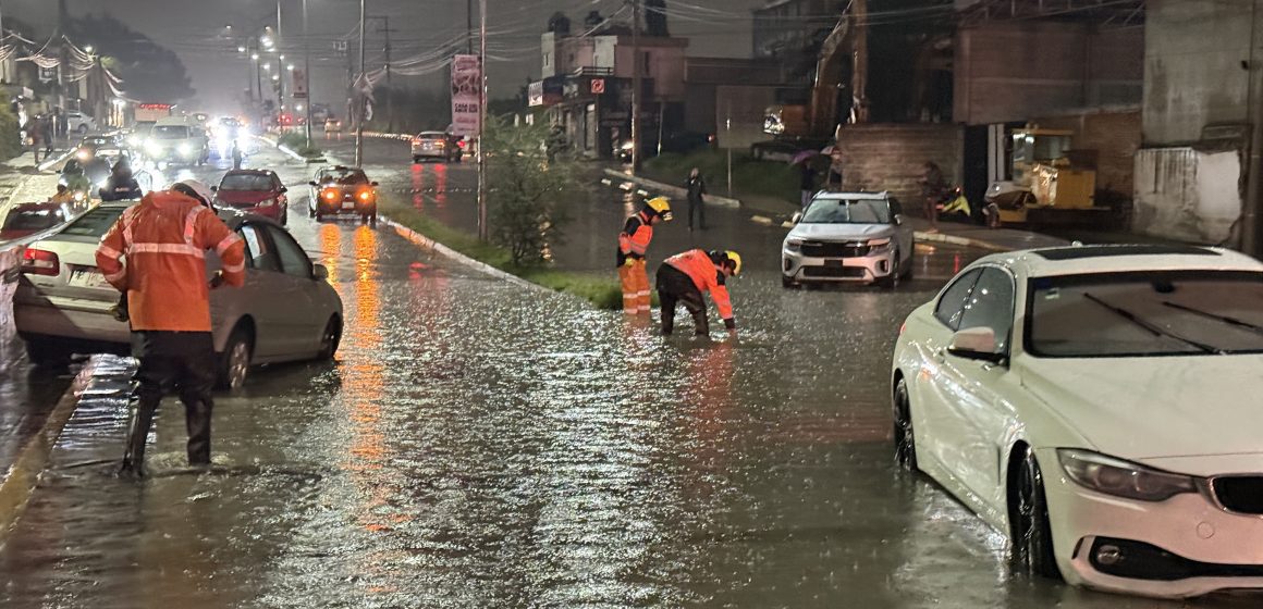 Lluvia provoca inundaciones y vehículos varados en Puebla