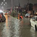 Lluvia provoca inundaciones y vehículos varados en Puebla