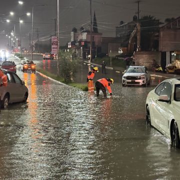 Lluvia provoca inundaciones y vehículos varados en Puebla