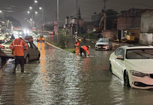 INUNDACIONES . AVENIDA CARMELITAS Lluvia provoca inundaciones y vehículos varados en Puebla