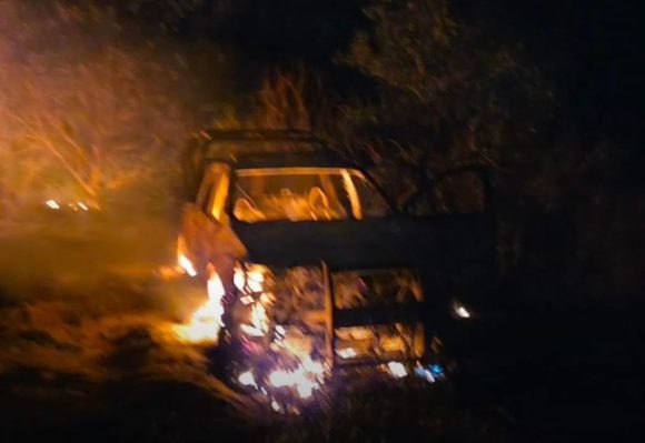 Incendian tres patrullas en Huaquechula tras operativo que evitó linchamiento por robo de tráiler