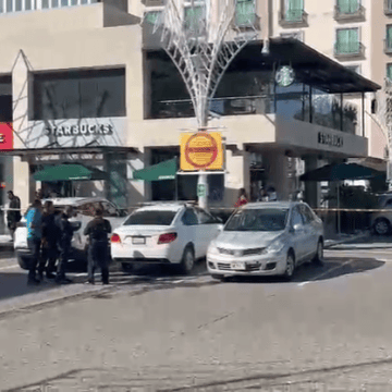 Balacera en Plaza Mazarik tras asalto a comensal; hay daños en vehículos y Starbucks
