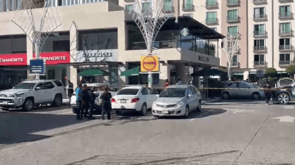 Balacera en Plaza Mazarik tras asalto a comensal; hay daños en vehículos y Starbucks