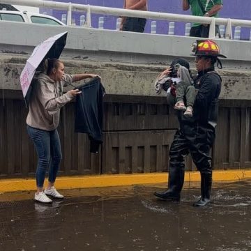 rescate Lluvias en Puebla: Rescatan a menor atrapado en camioneta inundada en Ampliación Reforma