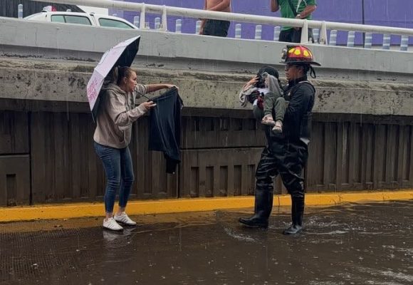 Lluvias en Puebla: Rescatan a menor atrapado en camioneta inundada en Ampliación Reforma
