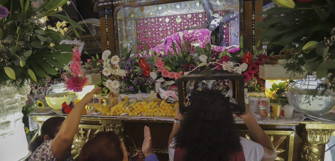 Fieles católicos celebran al Señor de las Maravillas este miércoles en Puebla