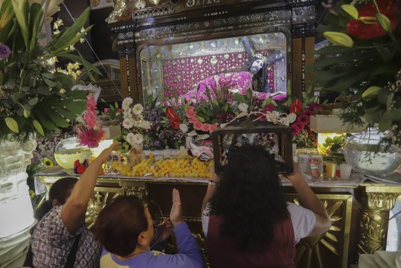 Fieles católicos celebran al Señor de las Maravillas este miércoles en Puebla