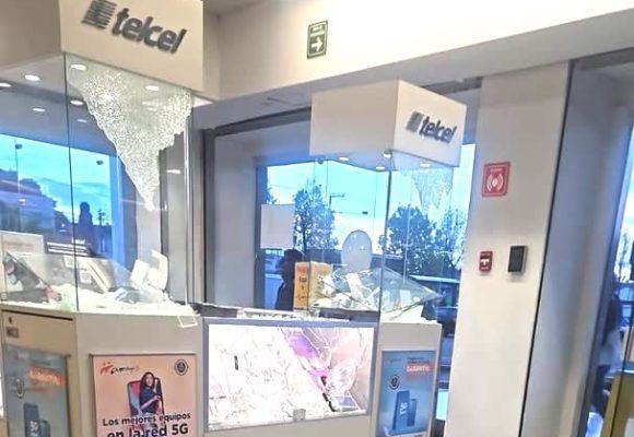 1 Asaltan Coppel Xilotzingo con marros y armas de fuego; hay dos detenidos