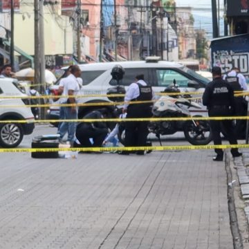 Madre buscadora muere atropellada por microbús de la Ruta 67 en el Centro Histórico