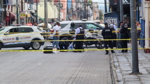 Madre buscadora muere atropellada por microbús de la Ruta 67 en el Centro Histórico