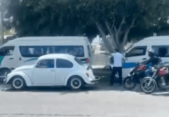 Operadores de la Ruta Coapan se agreden a golpes en Tehuacán