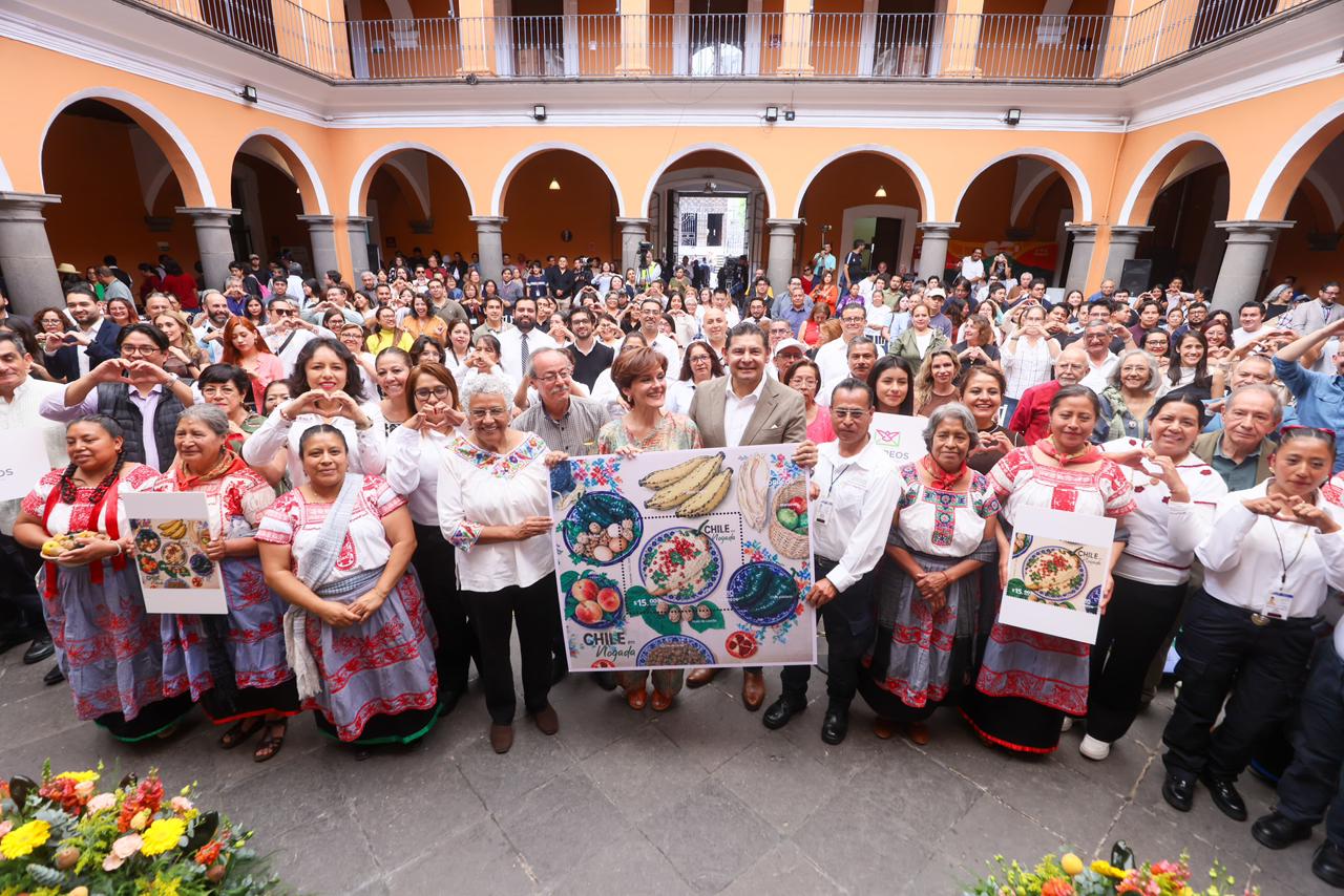 Chile en Nogada da la vuelta al mundo en estampilla postal
