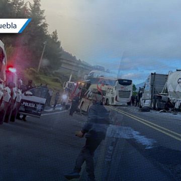 Choque entre autobús y pipa en la autopista Tlaxco–Tejocotal deja varios heridos