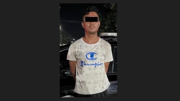 Detienen a hombre que empujó a adulto mayor y provocó que muriera arrollado por un tráiler