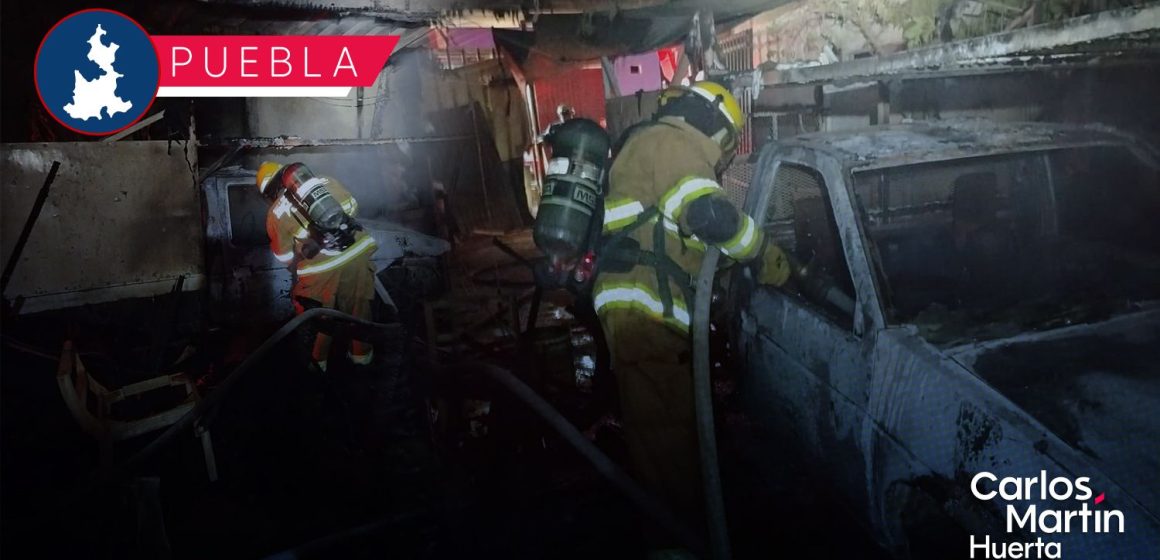 Incendio consume taller y camioneta en Guadalupe Hidalgo; evacúan a 12 personas