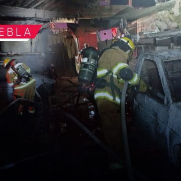 Incendio consume taller y camioneta en Guadalupe Hidalgo; evacúan a 12 personas