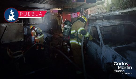 Incendio consume taller y camioneta en Guadalupe Hidalgo; evacúan a 12 personas