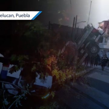 Persecución provoca caída de patrulla municipal a barranca en Tlanalapan