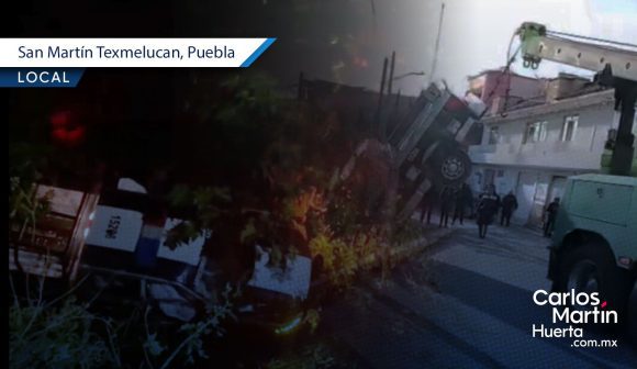 Persecución provoca caída de patrulla municipal a barranca en Tlanalapan