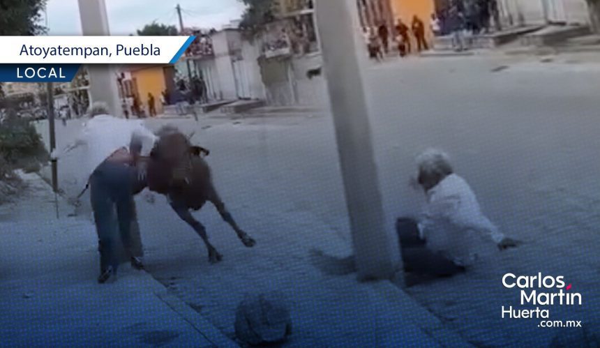 Adulto mayor es embestido por un toro en Atoyatempan