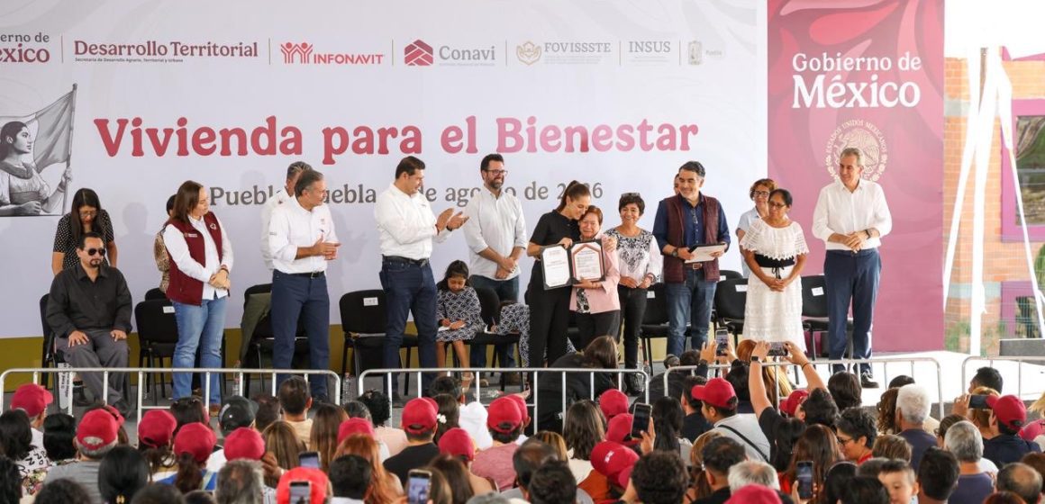 Sheinbaum entrega viviendas y escrituras en Puebla