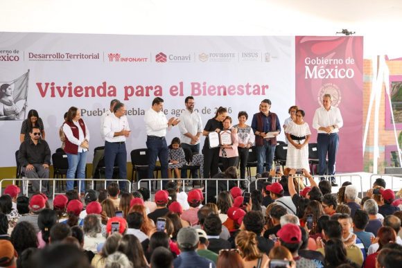 Sheinbaum entrega viviendas y escrituras en Puebla
