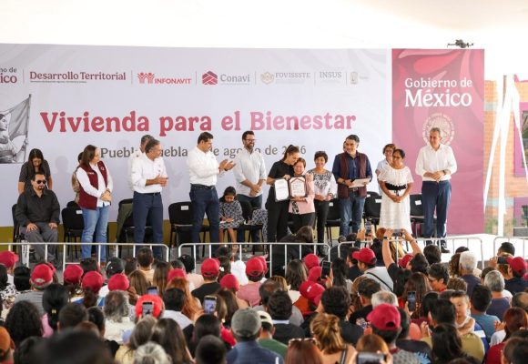 Sheinbaum entrega viviendas y escrituras en Puebla