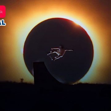 Skater español Danny León realiza truco perfecto durante el eclipse total