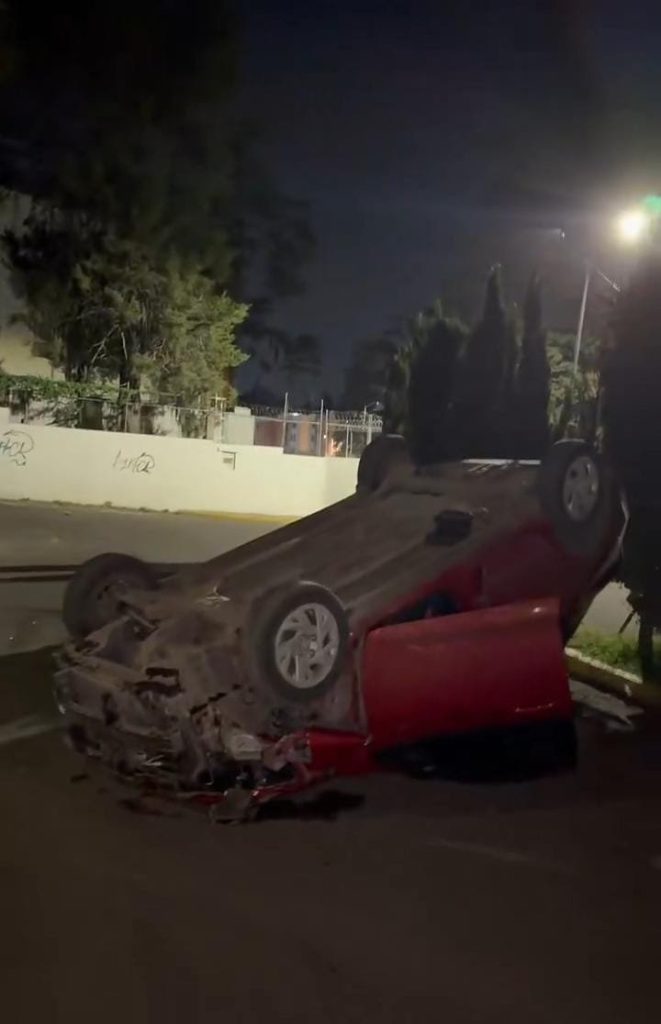 Vehiculo volcado en Bosques de San Sebastián