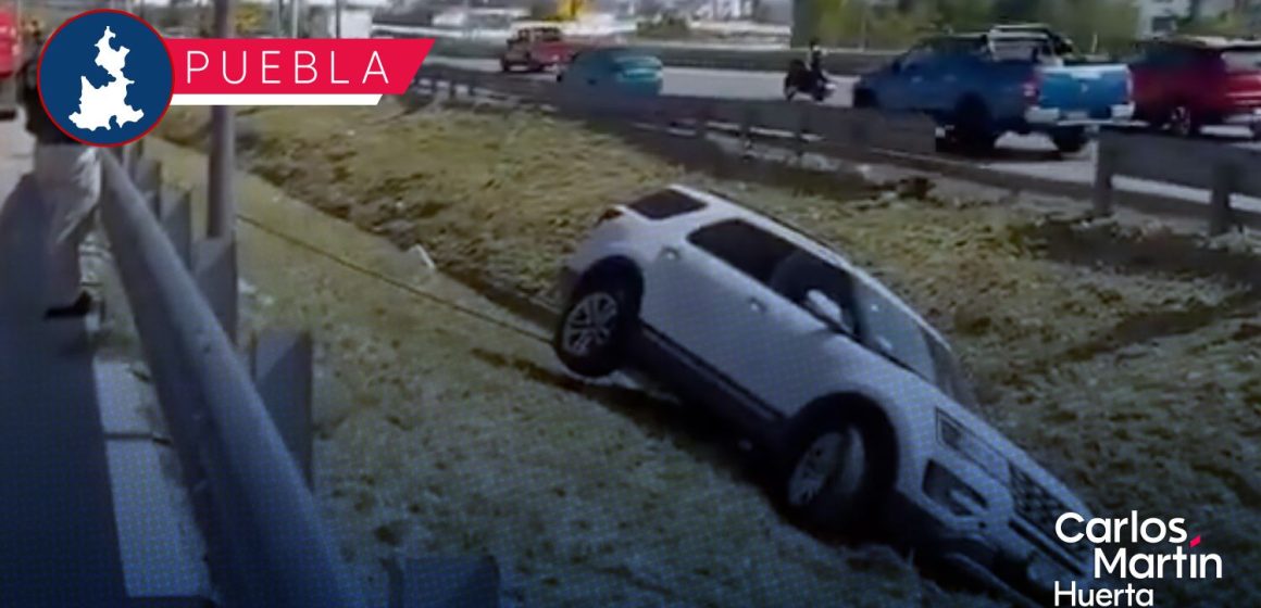 Camioneta se accidenta en el Periférico Ecológico; termina al fondo de una cuneta