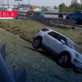 Camioneta se accidenta en el Periférico Ecológico; termina al fondo de una cuneta