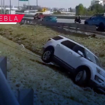 WhatsApp Image 2026-08-04 at 12.04.58 PM Camioneta se accidenta en el Periférico Ecológico; termina al fondo de una cuneta