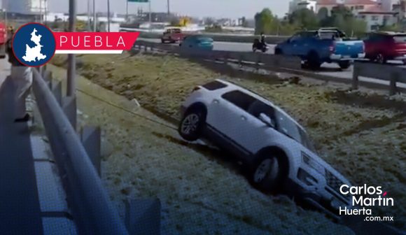 Camioneta se accidenta en el Periférico Ecológico; termina al fondo de una cuneta
