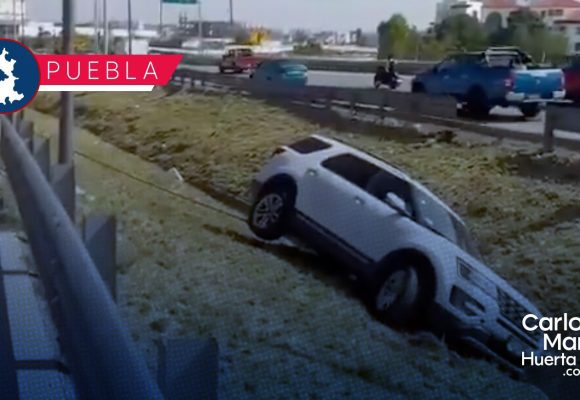 Camioneta se accidenta en el Periférico Ecológico; termina al fondo de una cuneta