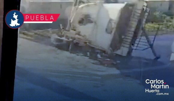 Remolque termina volcado en el Periférico Ecológico