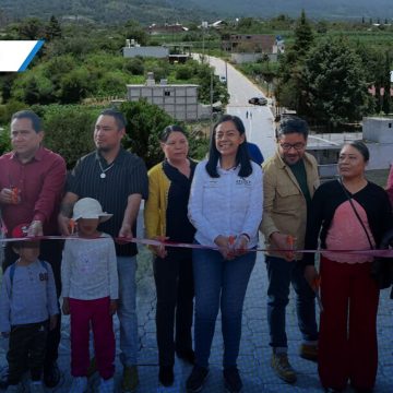 Ariadna Ayala entrega la segunda etapa de la calle Independencia en San Juan Ocotepec, Atlixco
