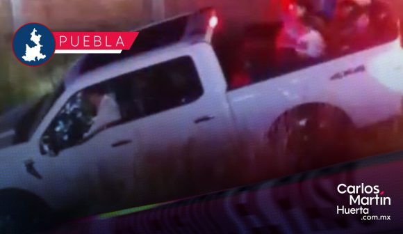 Con niños en la batea, camioneta se accidenta en la Vía Atlixcáyotl