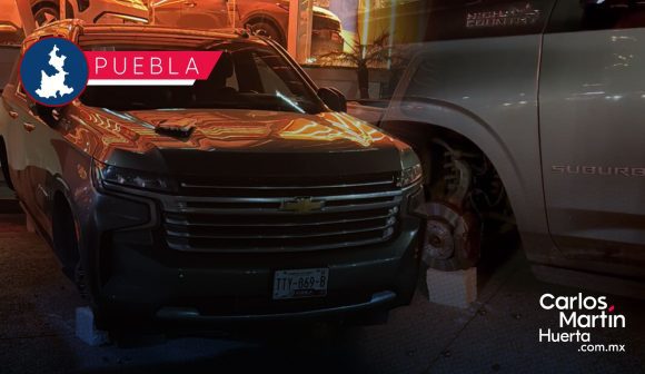 Dan cristalazo y roban 3 llantas a camioneta Suburban en la Vía Atlixcáyotl