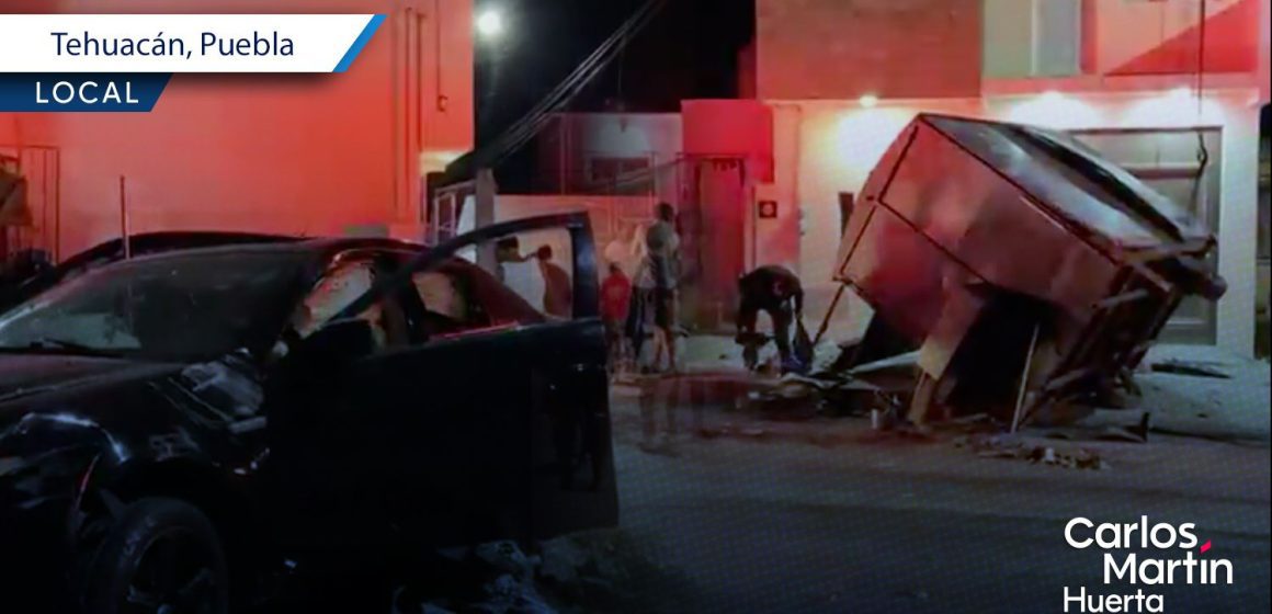 Conductor ebrio se estrella contra puesto de tacos en Tehuacán