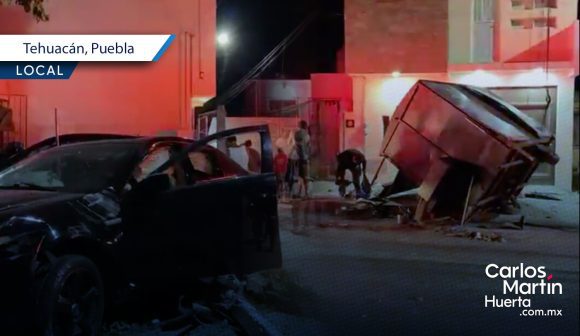 Conductor ebrio se estrella contra puesto de tacos en Tehuacán