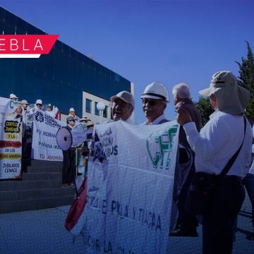 WhatsApp Image 2026-08-14 at 12.21.47 PM Jubilados de la CFE se manifiestan en Puebla: exigen frenar recortes en sus pensiones