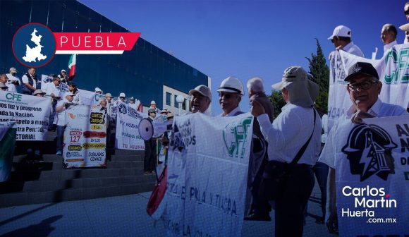 Jubilados de la CFE se manifiestan en Puebla: exigen frenar recortes en sus pensiones