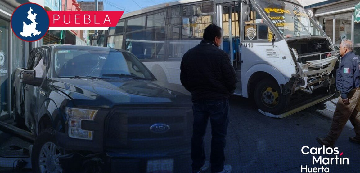 Ruta 44 y camioneta particular protagonizan accidente en el Centro Histórico de Puebla