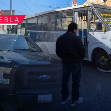 Ruta 44 y camioneta particular protagonizan accidente en el Centro Histórico de Puebla