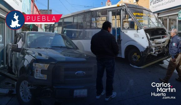 Ruta 44 y camioneta particular protagonizan accidente en el Centro Histórico de Puebla
