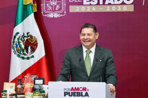 Armenta presenta “Visita a la Familia”, programa para conectar a poblanos con sus seres queridos en EE. UU.
