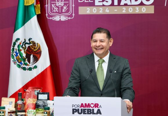 Armenta presenta “Visita a la Familia”, programa para conectar a poblanos con sus seres queridos en EE. UU.