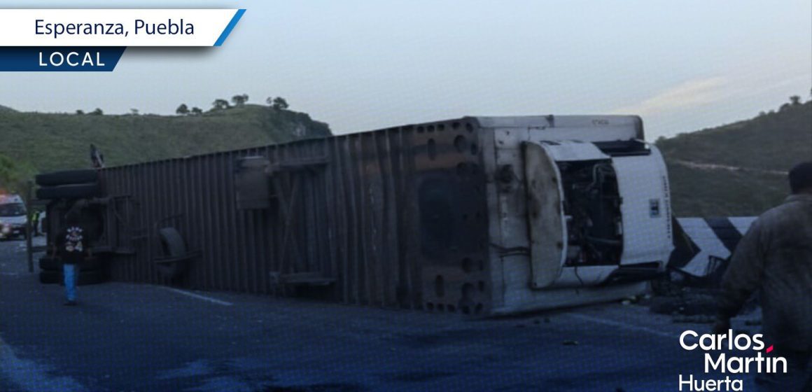 Tráiler vuelca sobre la autopista Puebla-Orizaba y provoca el cierre parcial de la circulación