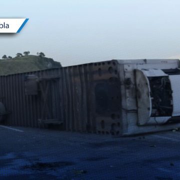 Tráiler vuelca sobre la autopista Puebla-Orizaba y provoca el cierre parcial de la circulación